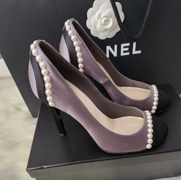 SOLD 🌸🌸 CHANEL Pearl & Satin Pumps - Picture 2 of 14